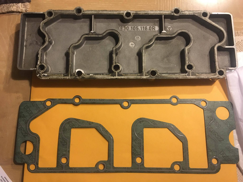 The new valve cover and silicon-beaded gasket :D